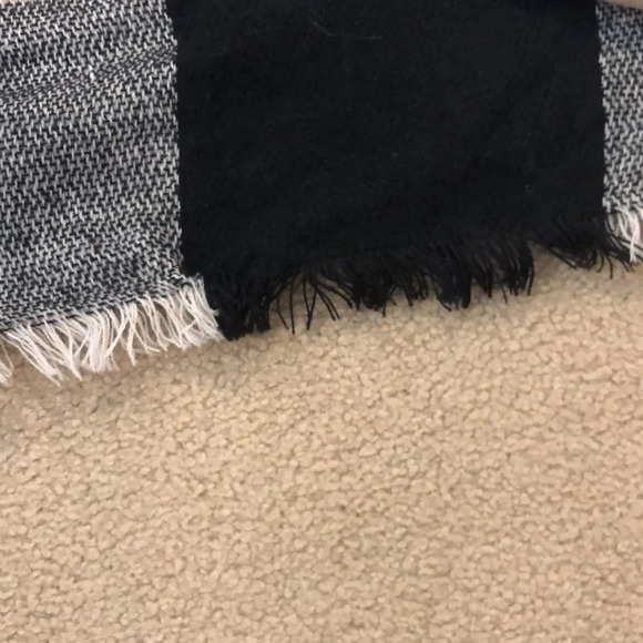 OLD navy black, white and tan shawl - Picture 9 of 9